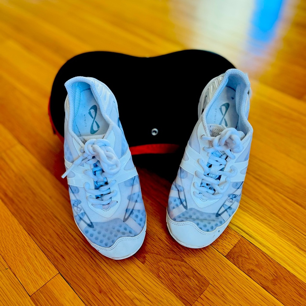 Like NEW Nfinity Vengeance Cheer Shoes Size Youth 5